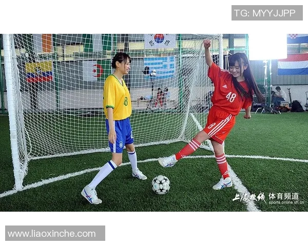 足球宝贝走红网络，助威视频破百万播放